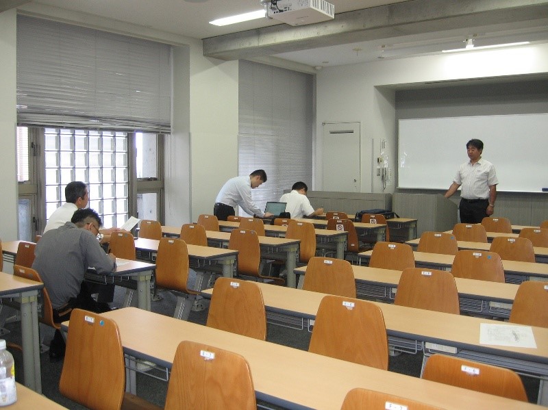 �����i